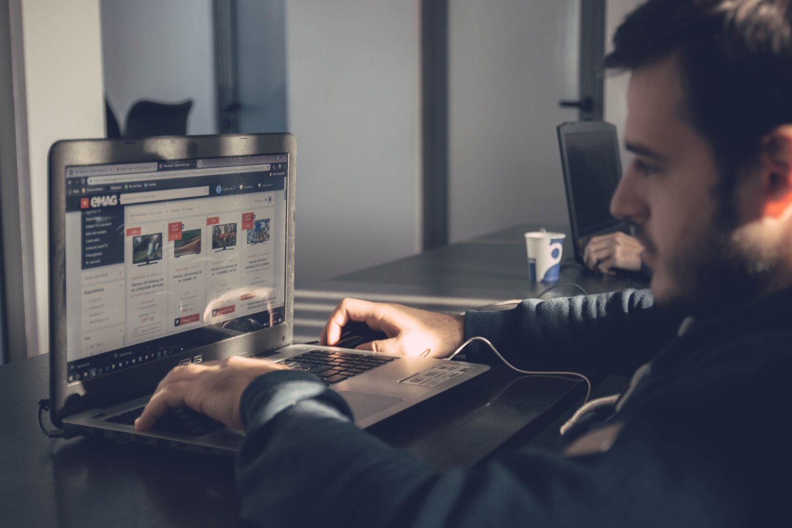 How Do Websites Make Money? 8 Business Models Every Beginner Should Know